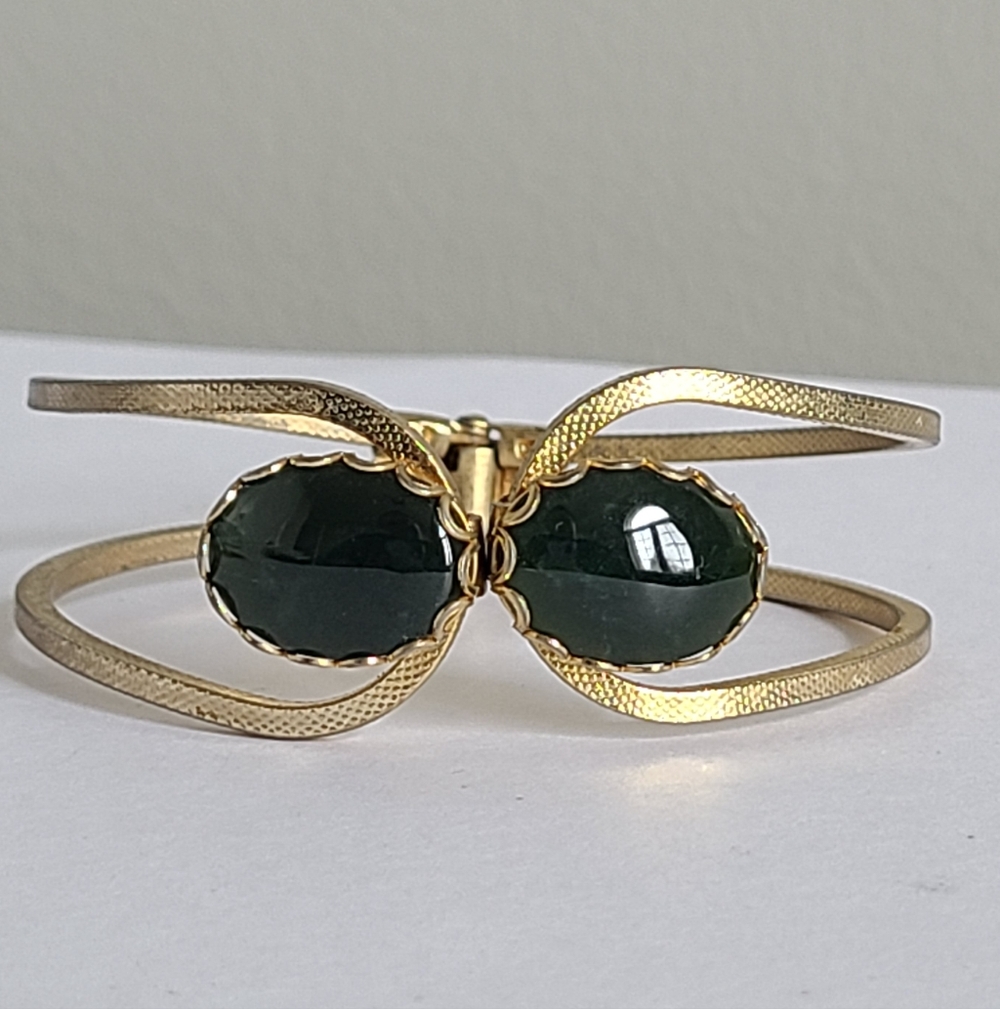 Vintage Gold Tone Green Jade Cabochon Fancy Hinged Clamper Bangle Bracelet